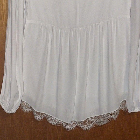 •WHITE HOUSE BLACK MARKET•NWOT WHITE CHIFFON KEYHOLE FLOWY LACE BLOUSE SIZE 2 - Picture 5 of 10
